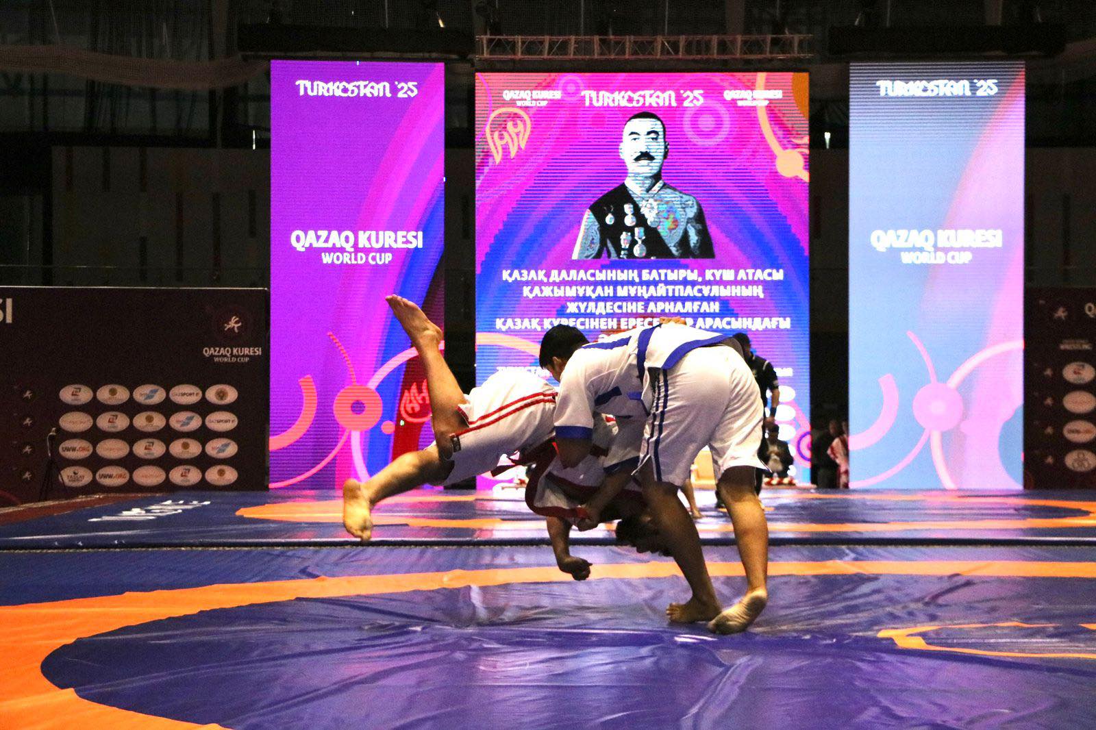 Көпшілік әдемі қызды қағып алады